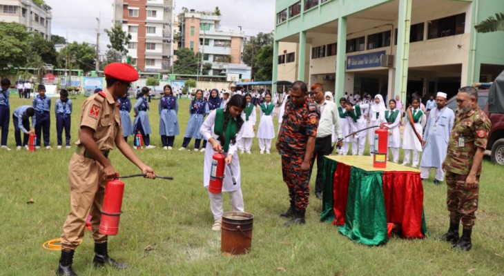 হালিশহর ক্যান্টনমেন্ট কলেজে অগ্নিনির্বাপণ মহড়া অনুষ্ঠিত